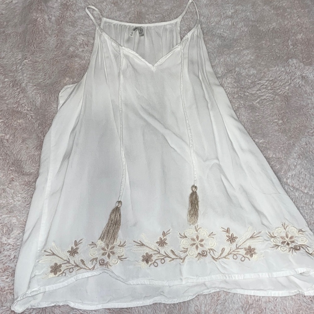 WHITE MUDD TANK W EMROIDERED DETAILING AND TASSLES